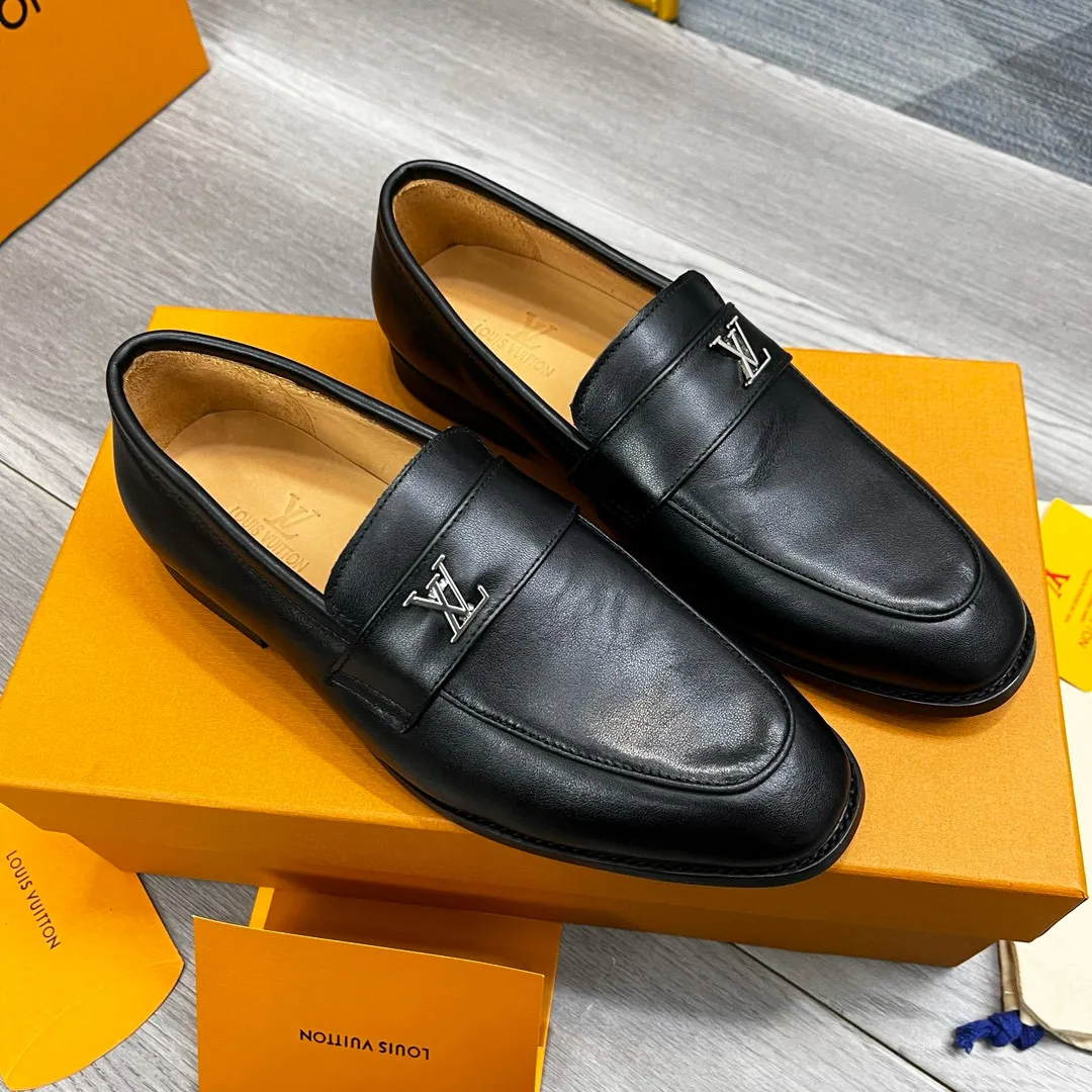 Factory price: 520💰-(LV) men’s formal leather shoes! Genuine molded horsebit, a classic must-have for your shoe cabinet! The feet are particularly delicate! This Gucci original version is a set last, and we are consistent with the counter! Therefore, it is more comfortable in terms of last shape and comfort! Take it to the counter and compare at will! Good shoes are more than just what they make! But grasp the essence from the inside out! Material: Imported first-layer cowhide! Genuine leather outsole imported from Italy, size: 39-44 (38/45 customized, non-refundable)